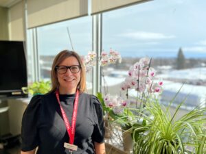 Photo of Leanne in front of flowers